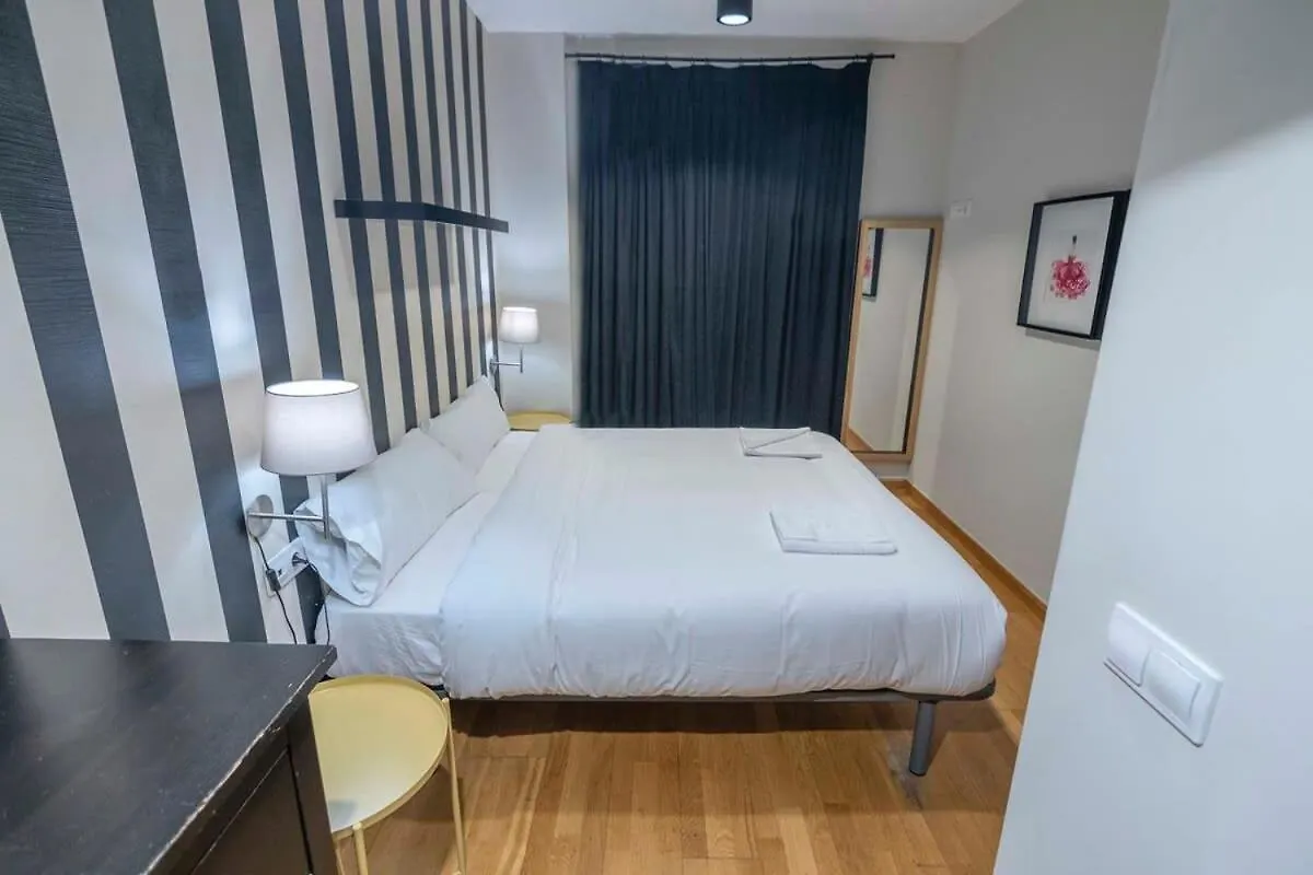 Apartment 2 Bedroom With Balcony In Eixample 4-2 Barcelona